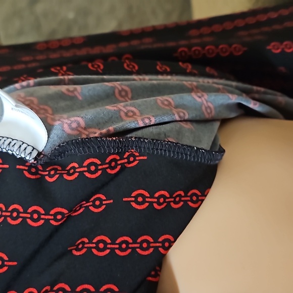 Madison Black Red Chain Link 1/4 Sleeve Blouse - Picture 7 of 7